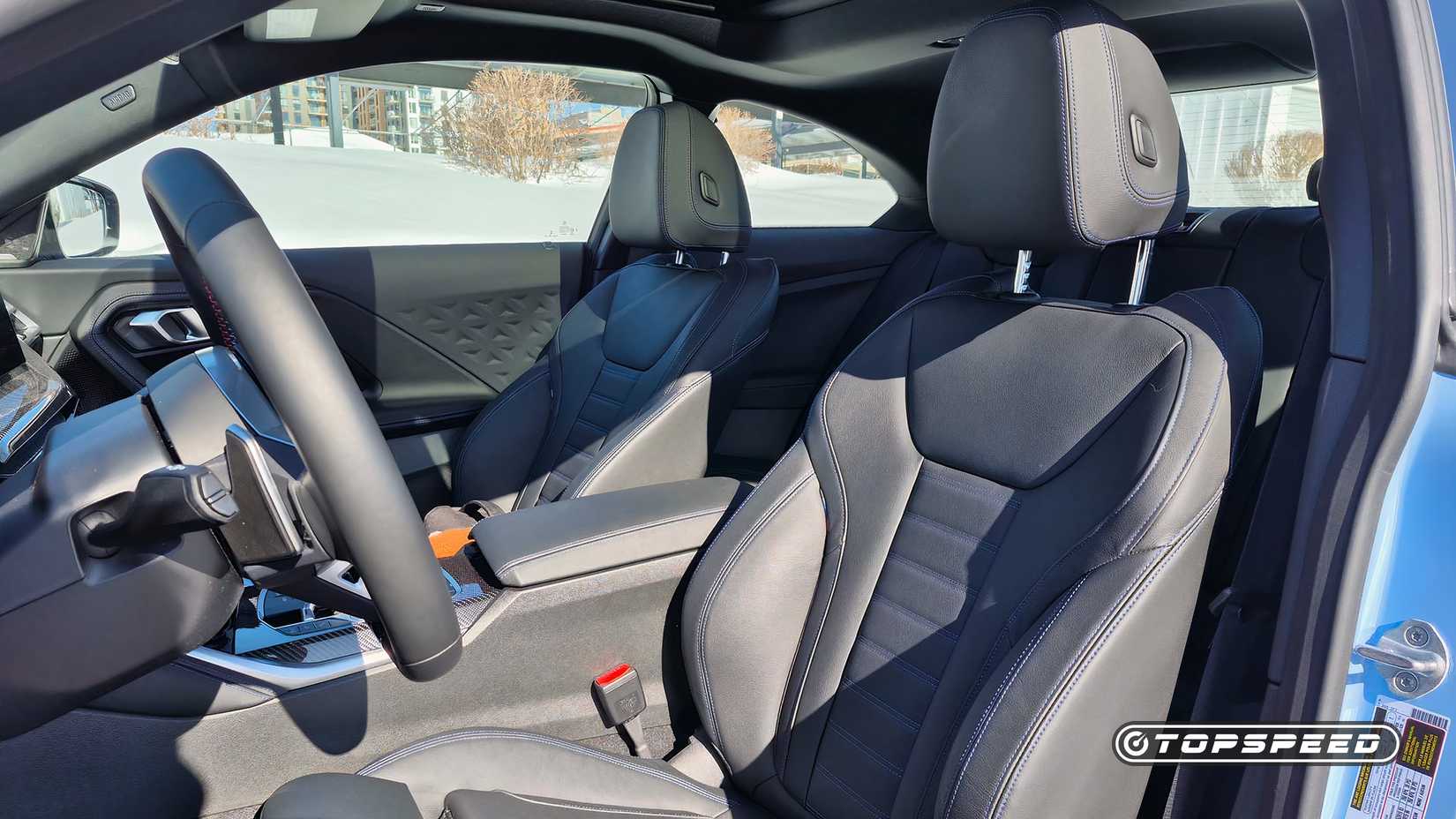 Foto do interior de um BMW M240i 2025 mostrando os bancos dianteiros