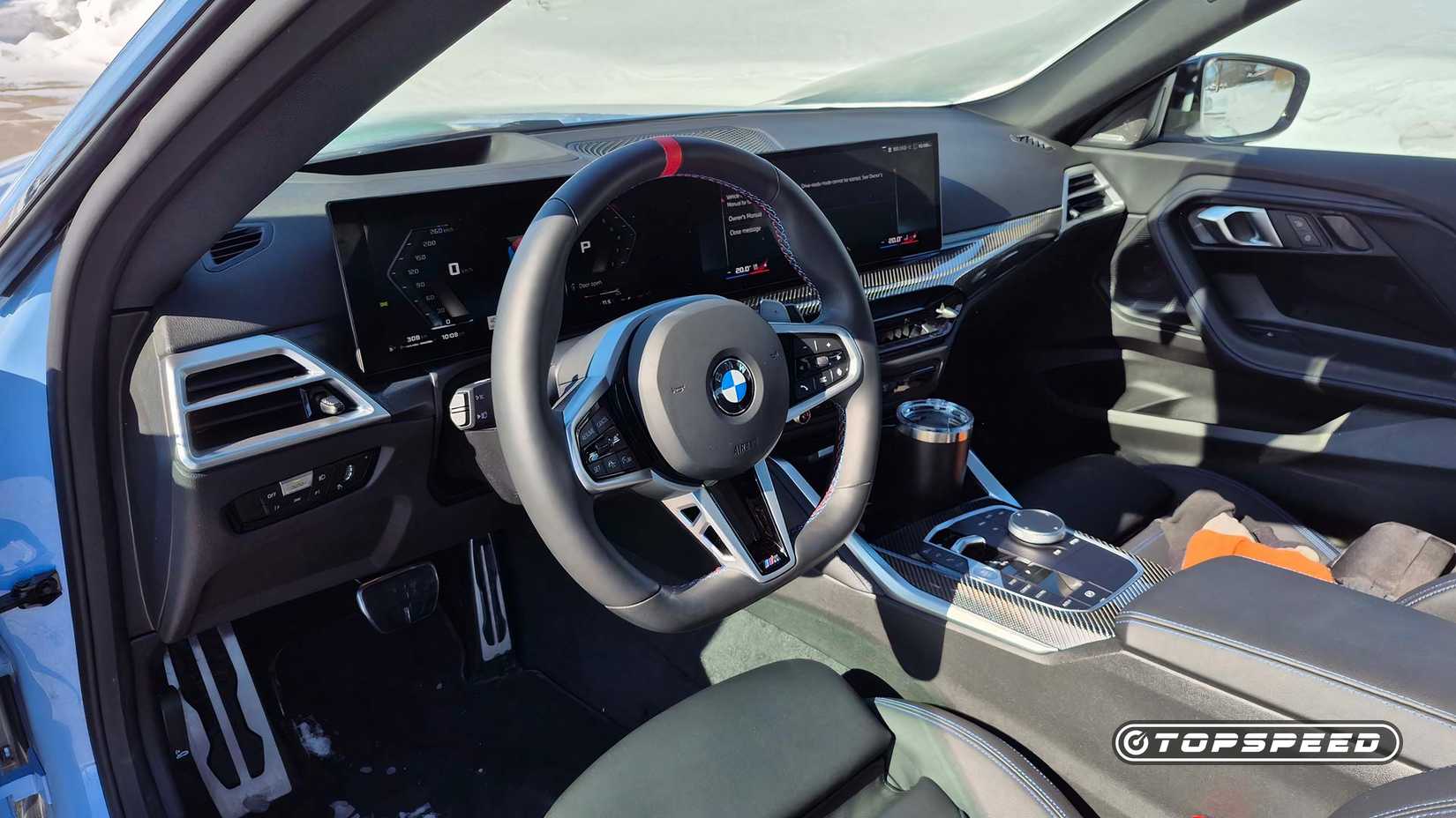 Foto do interior de um BMW M240i 2025 mostrando a cabine dianteira
