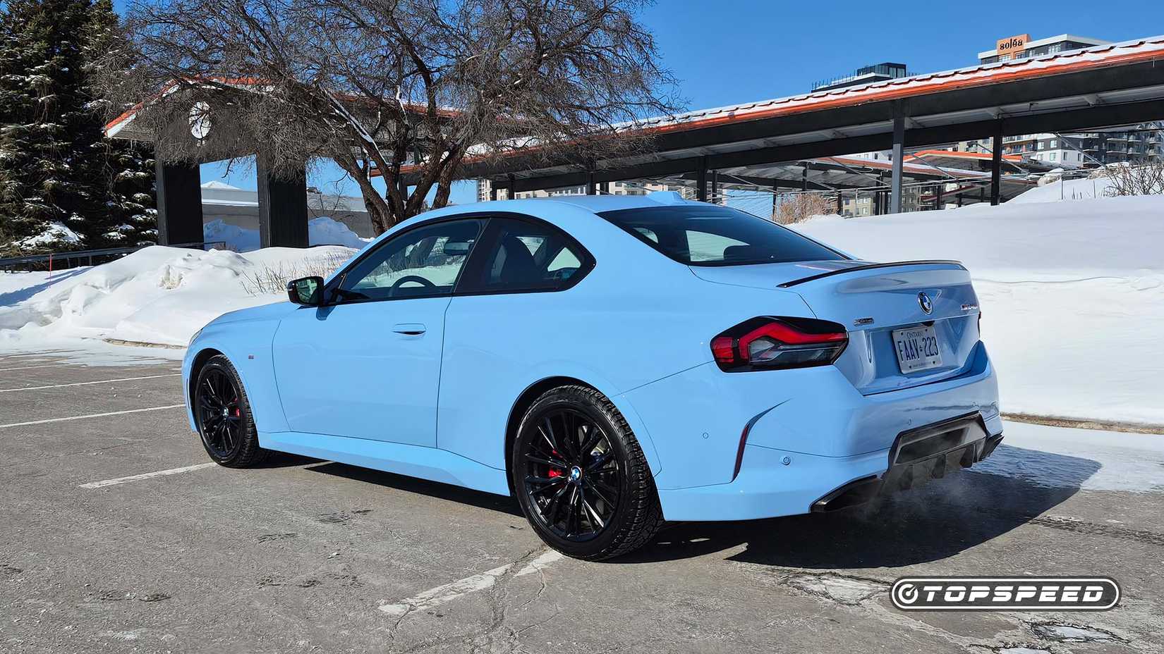 Foto traseira 3/4 de um BMW M240i 2025 estacionado na pista