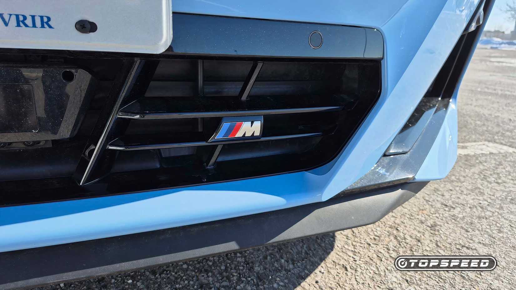 Close frontal de um BMW M240i 2025 azul