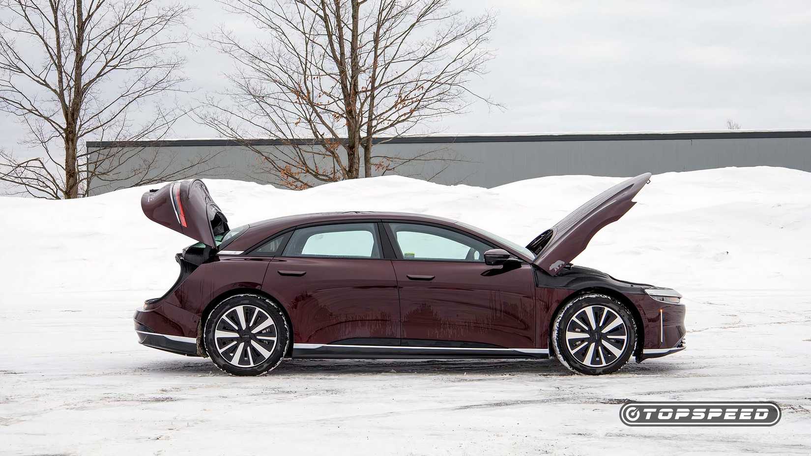 Perfil lateral Lucid Air Touring 2025 com troncos abertos TopSpeed