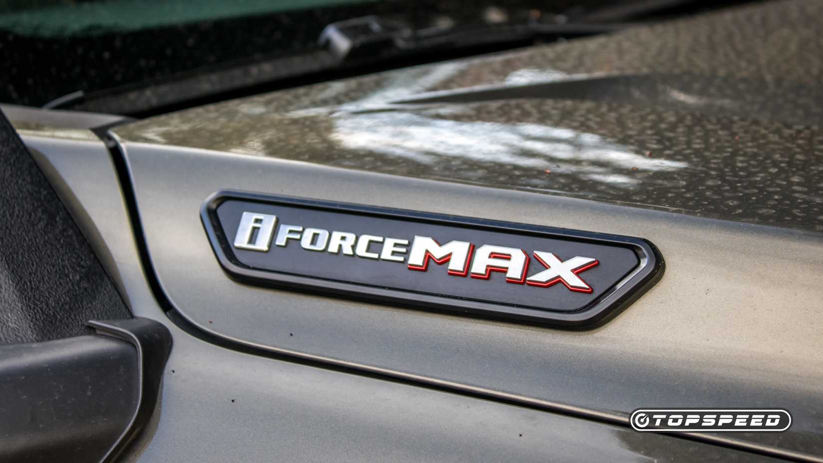 Close do emblema do Toyota Tacoma Trailhunter i-force 2025