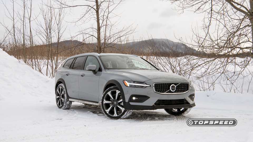 2025 Volvo V60 Cross Country Front Three Quarter TopSpeed-1