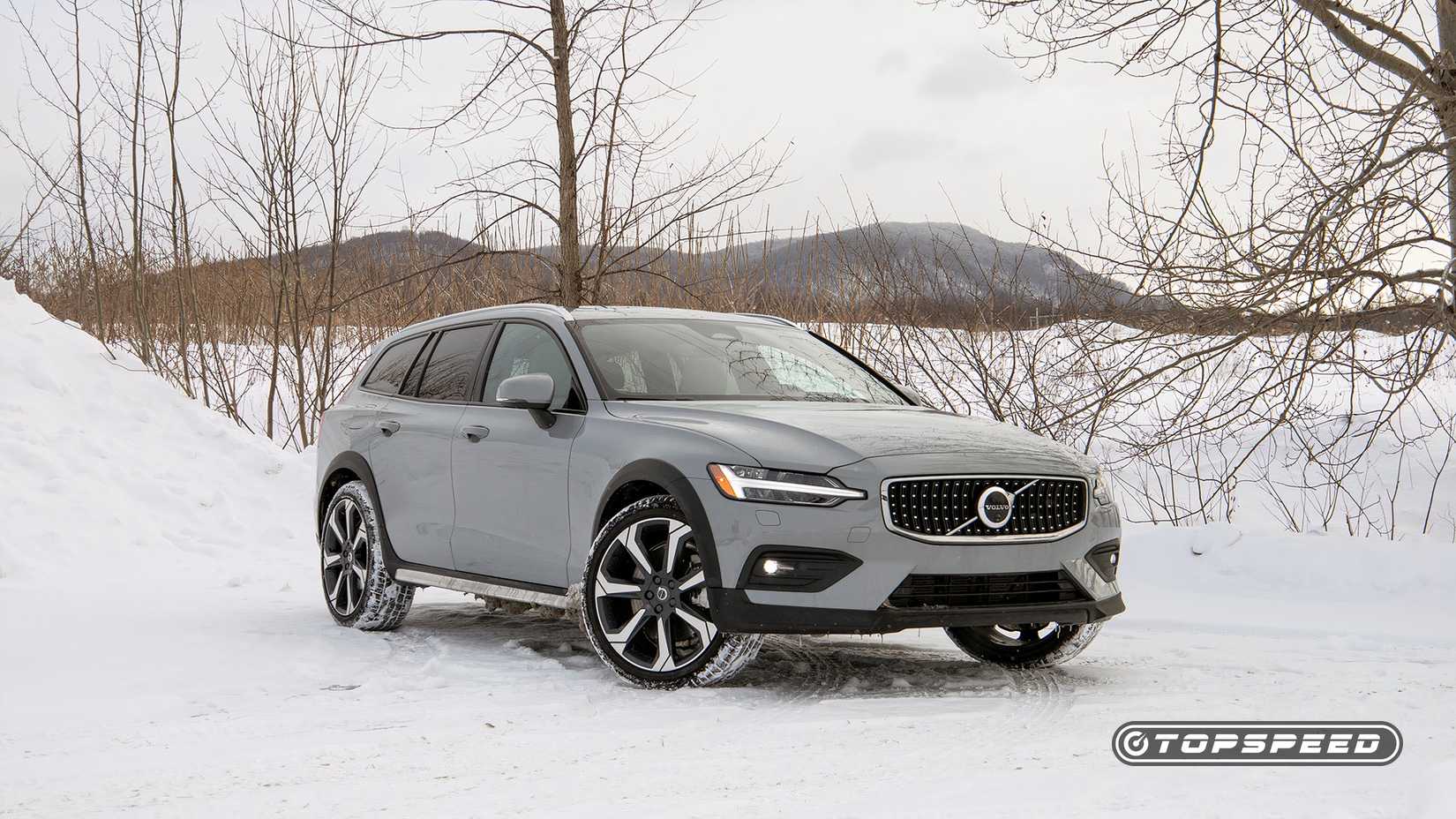 2025 Volvo V60 Cross Country Front Three Quarter TopSpeed-1