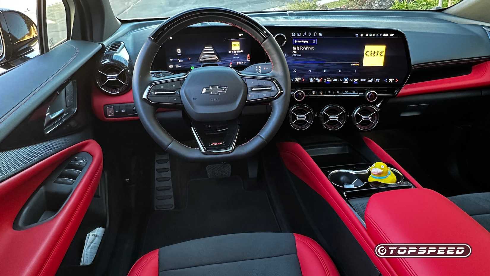 Foto do interior de um Chevrolet Blazer EV RS AWD mostrando a cabine do lado do motorista