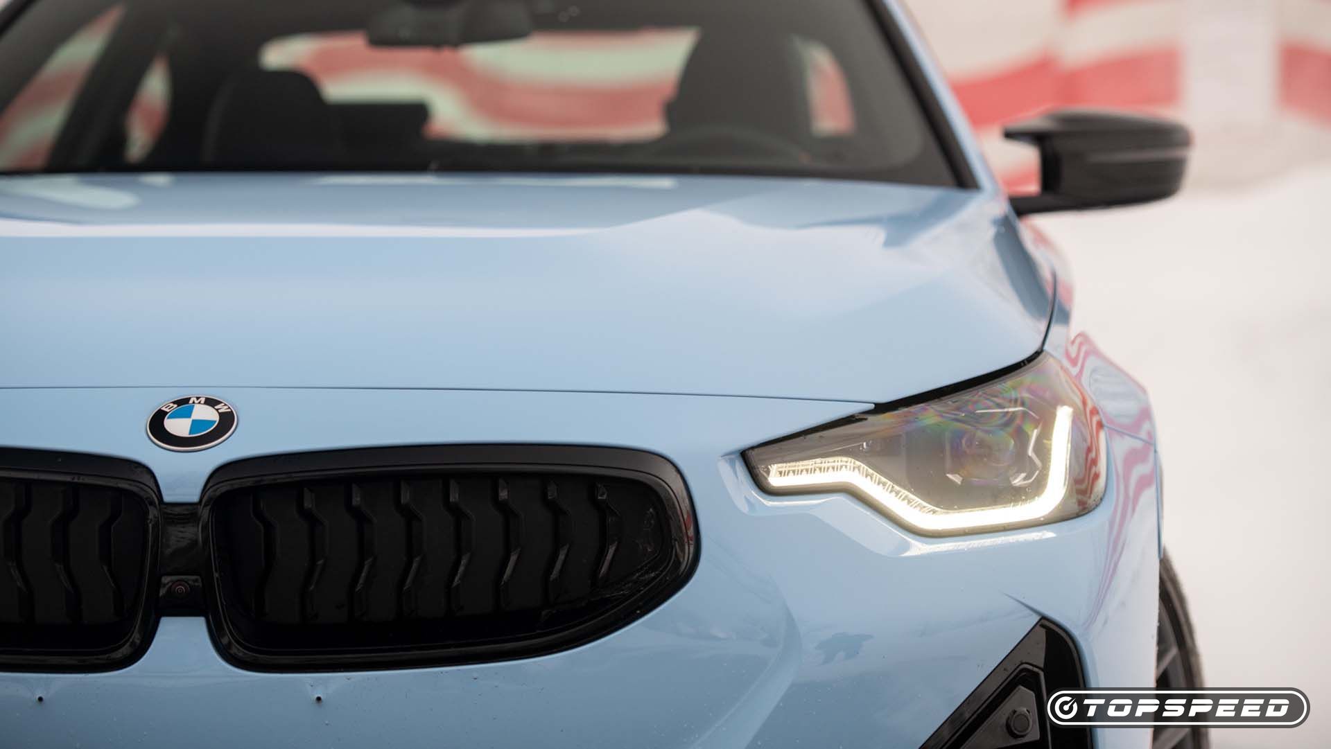 2025 BMW M240i close-up do farol