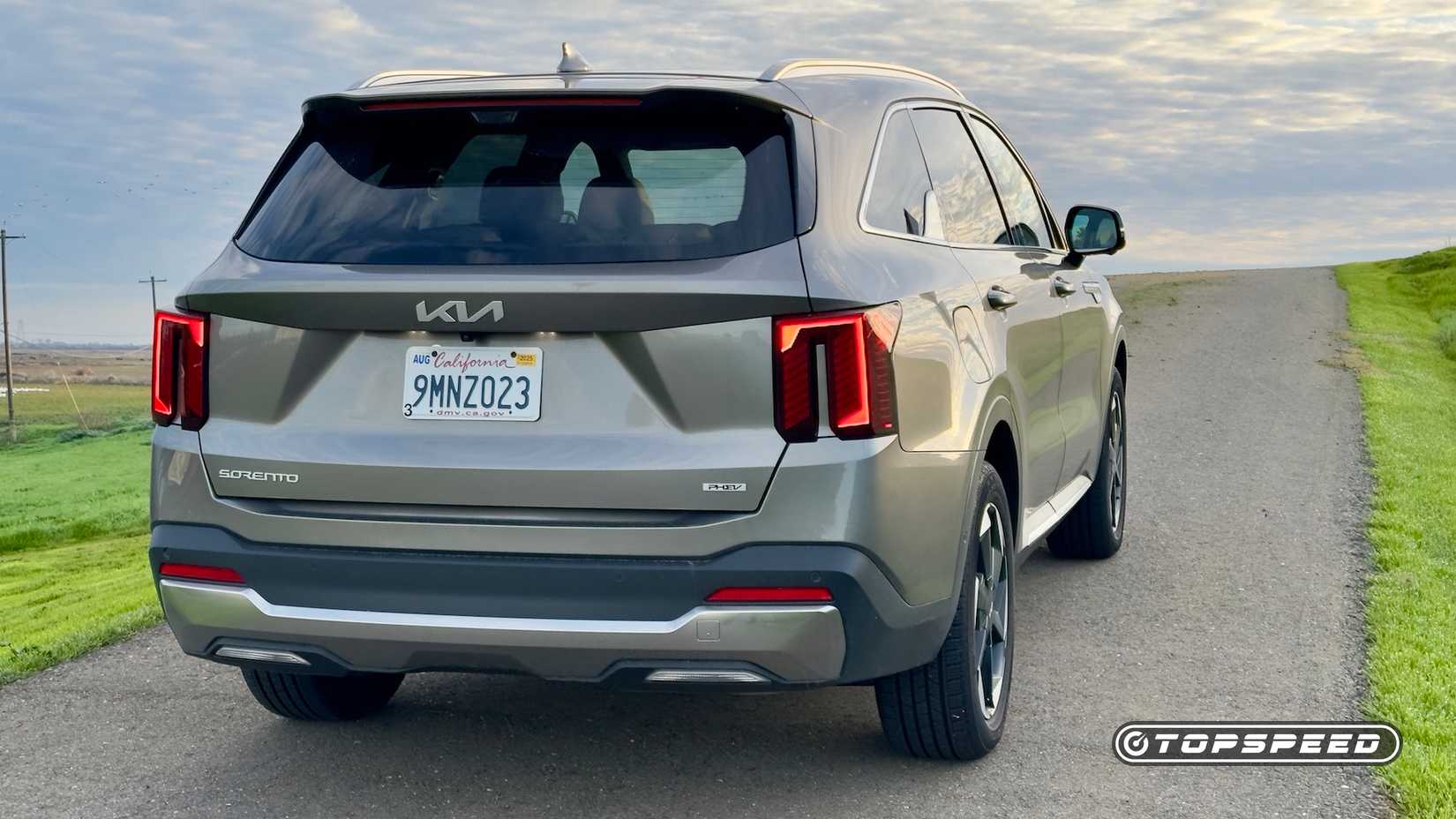 2025 Kia Sorento PHEV Exterior - Rear 3.25 view