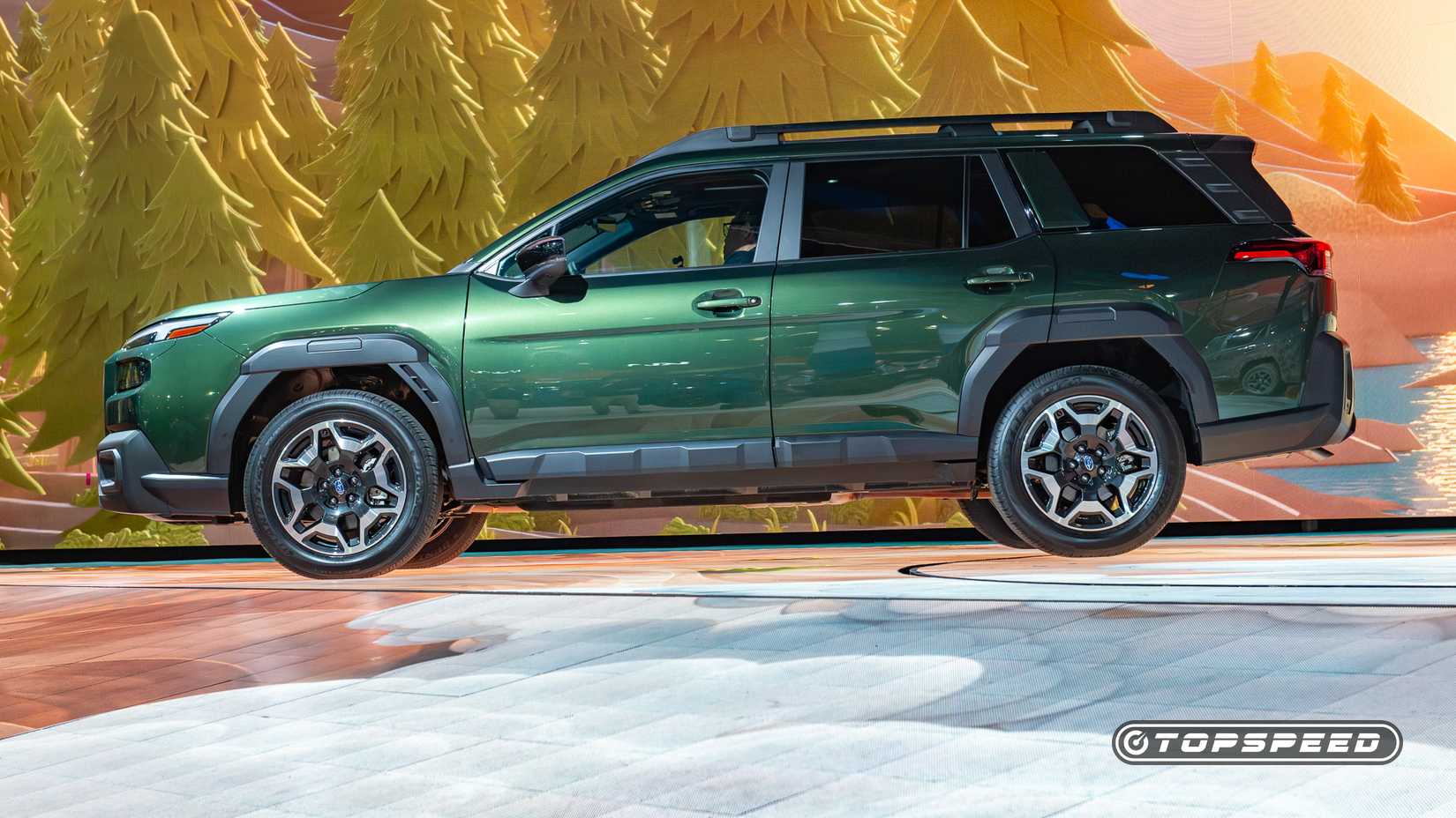 2026 Subaru Outback side shot estacionado no palco na estreia em Nova York