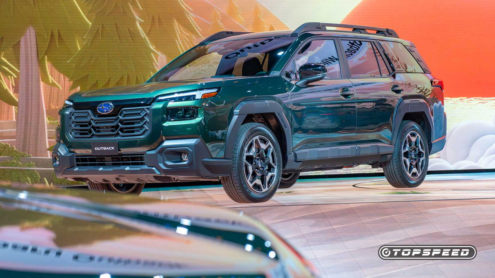 Foto frontal do Subaru Outback 2026 estacionada no palco na estreia em Nova York
