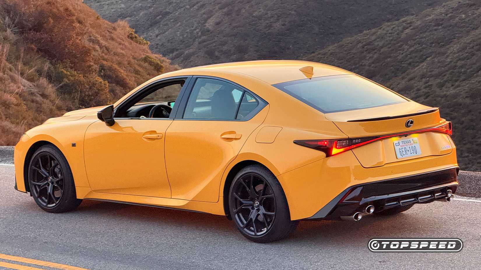 2025 Lexus IS 500 em amarelo estacionado na estrada