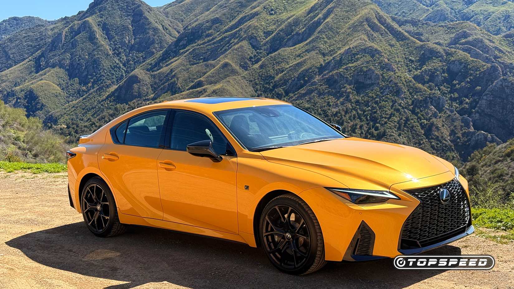 2025 Lexus IS 500 em amarelo estacionado fora de estrada