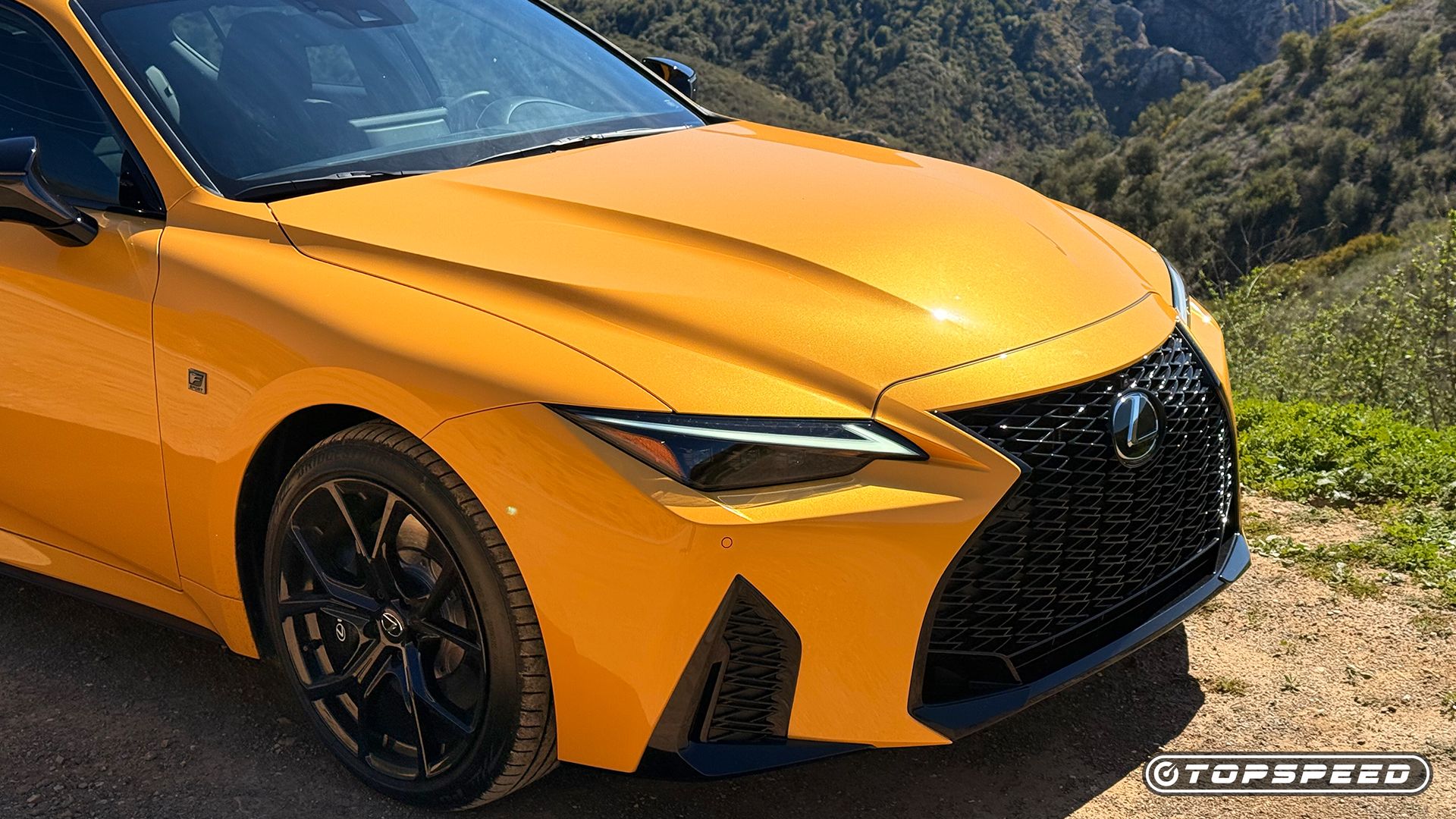 렉서스 IS 500: 클래식한 퍼포먼스를 이어가는 V8 스포츠 세단