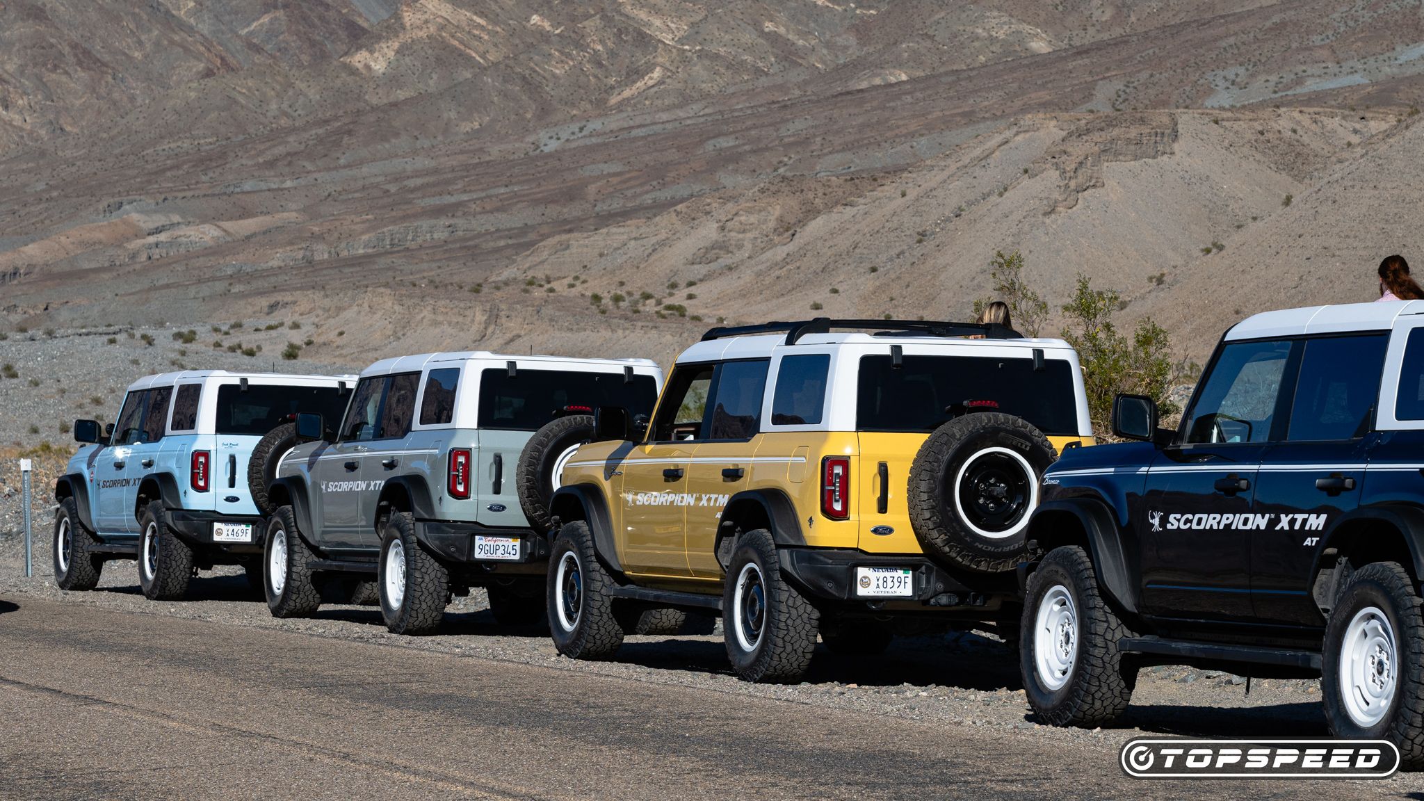I Tested The Ford Bronco And Rivian R1S Off-Road In The Desert With ...