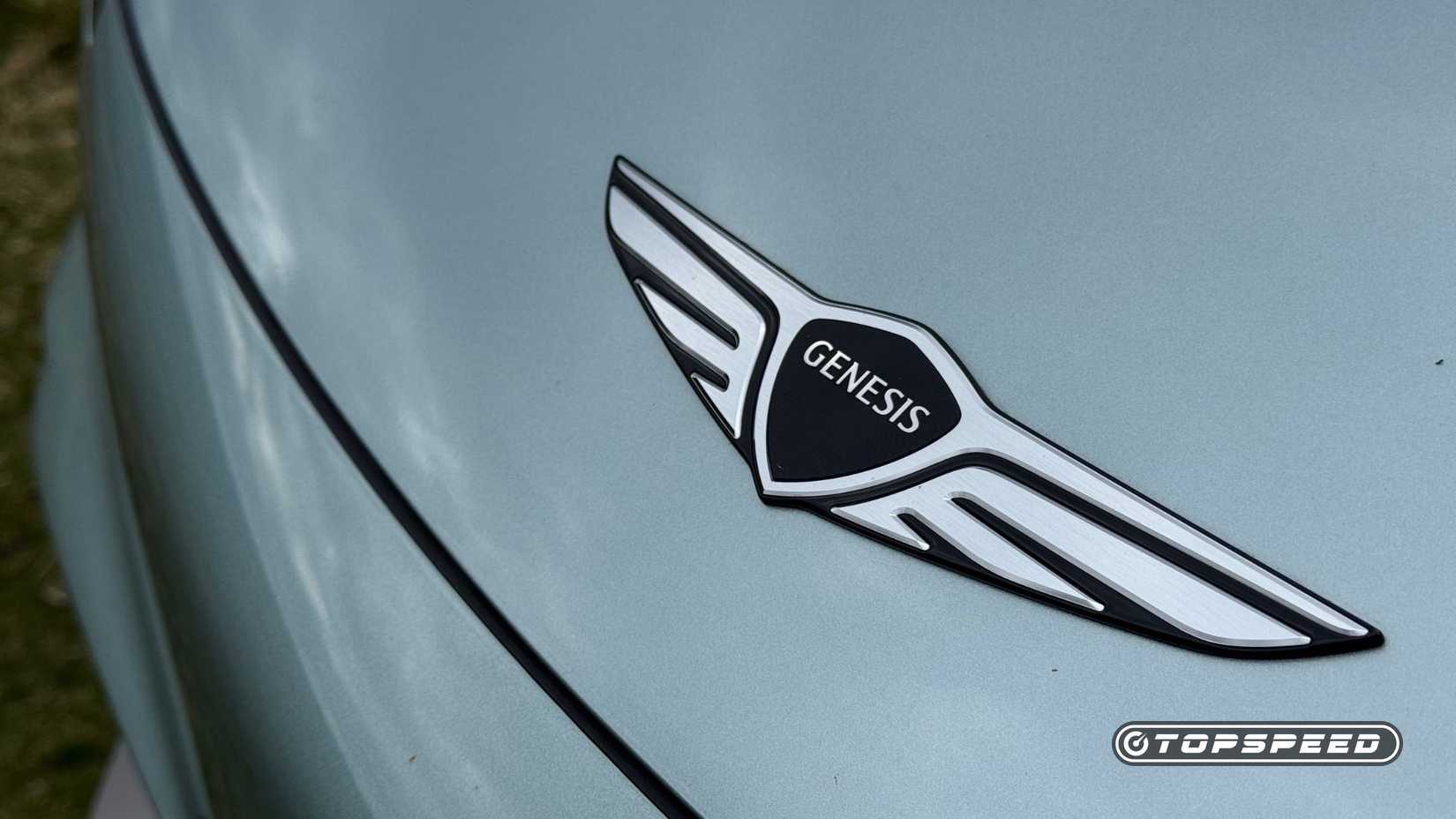 Close do emblema do capô do 2024 Genesis GV60 Sport Plus AWD.
