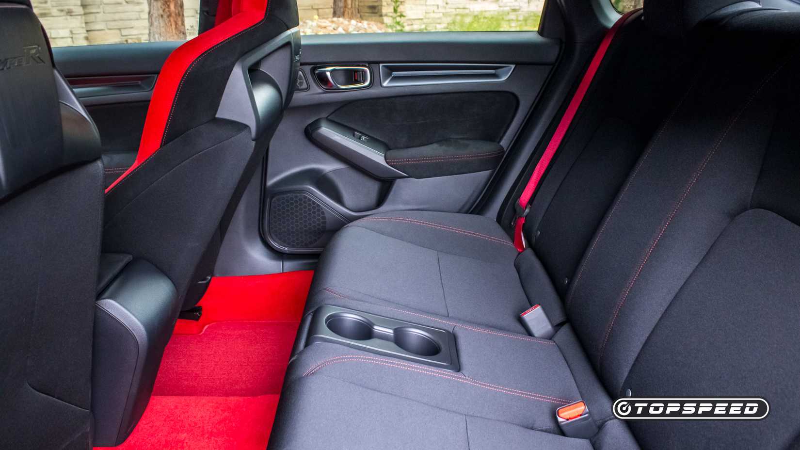 Foto do interior do Honda Civic Type R 2024 dos bancos traseiros