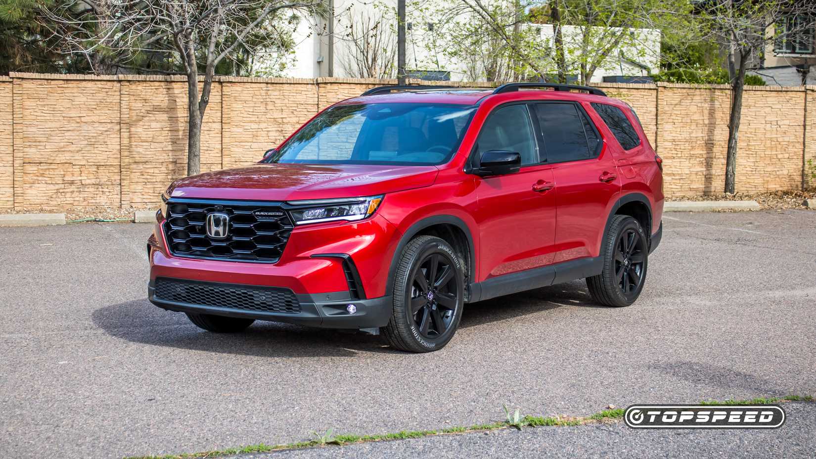2025 Honda Pilot front 3/4 shot parked in lot