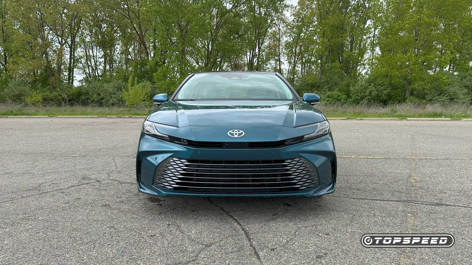 2025 Toyota Camry XLE AWD Front End 02-1