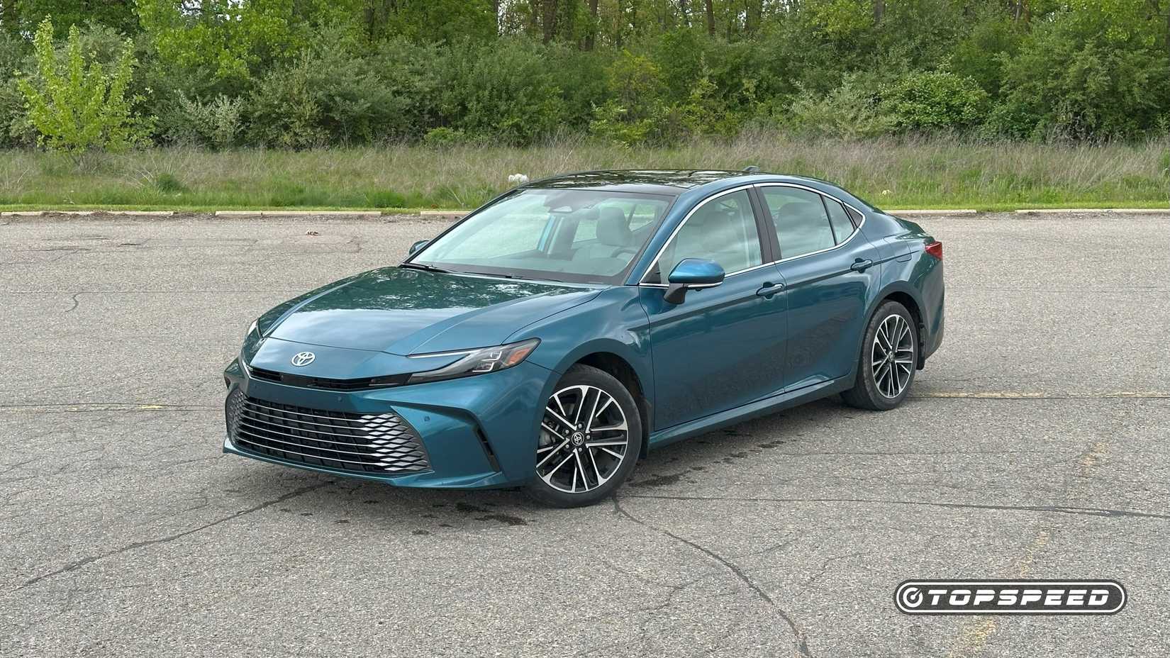2025 Toyota Camry XLE AWD Front Three-Quarter 00-1