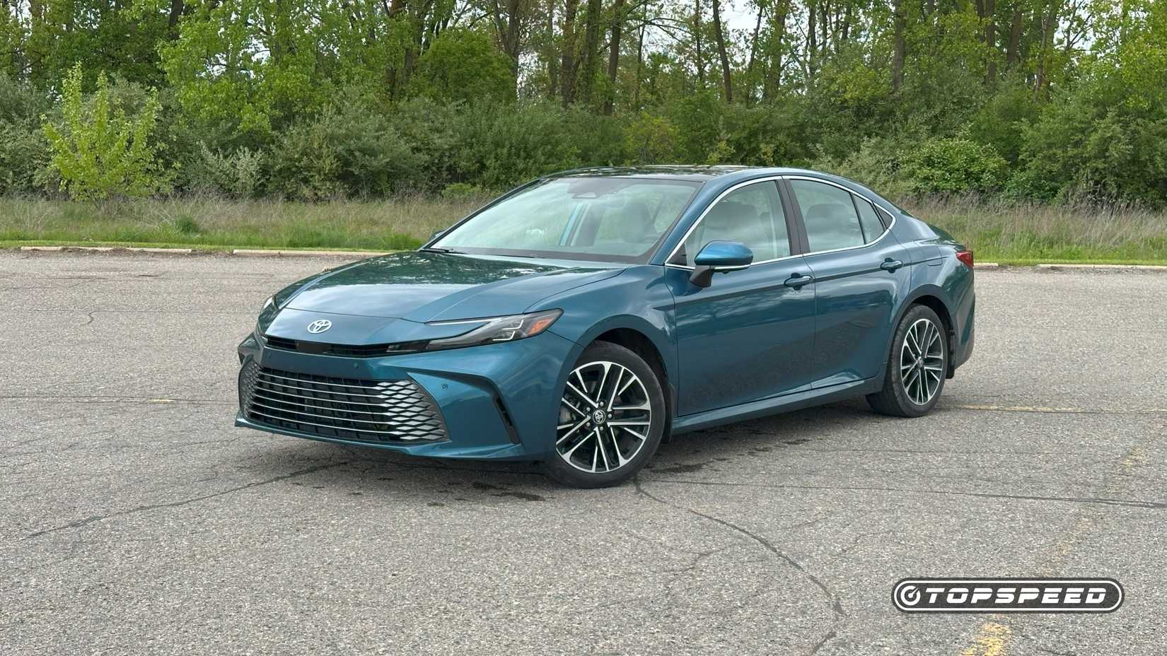2025 Toyota Camry XLE AWD Front Three-Quarter 02-1