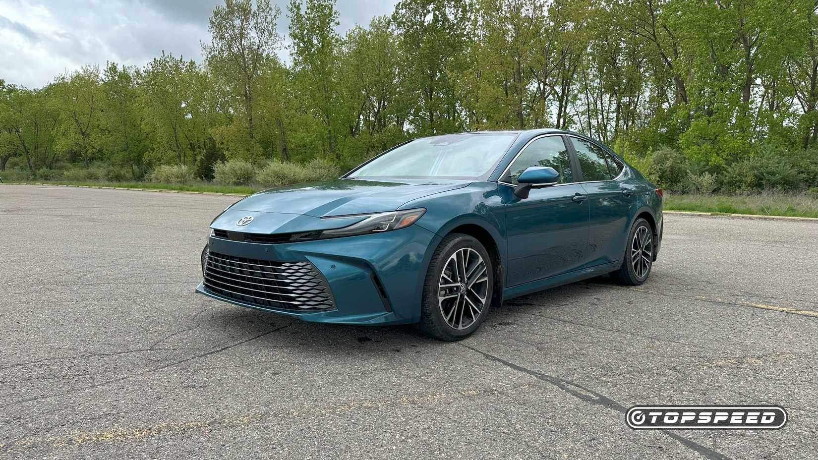 2025 Toyota Camry XLE AWD Front Three-Quarter 03-1