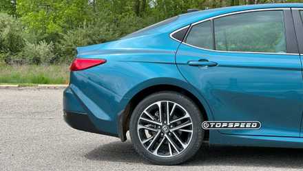 Foto da traseira de um Toyota Camry XLE AWD 2025 azul