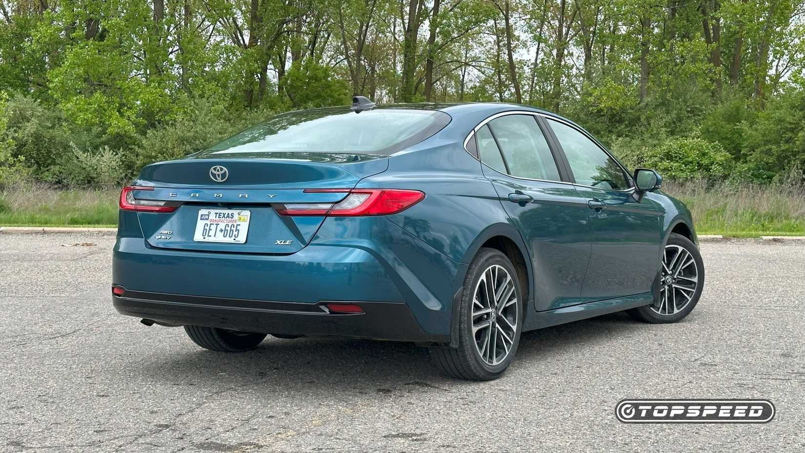 2025 Toyota Camry XLE AWD Rear Three-Quarter 02-1
