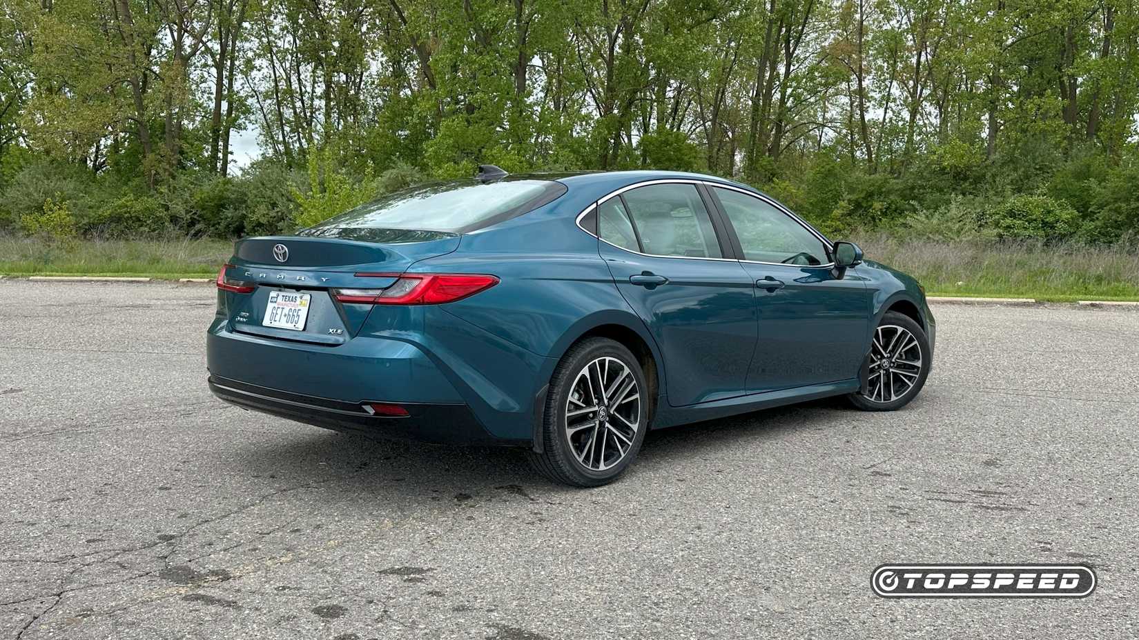 2025 Toyota Camry XLE AWD Rear Three-Quarter 03-1