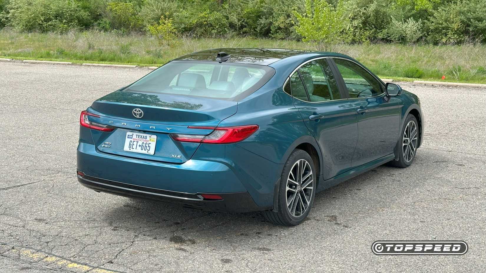 2025 Toyota Camry XLE AWD Rear Three-Quarter 04-1