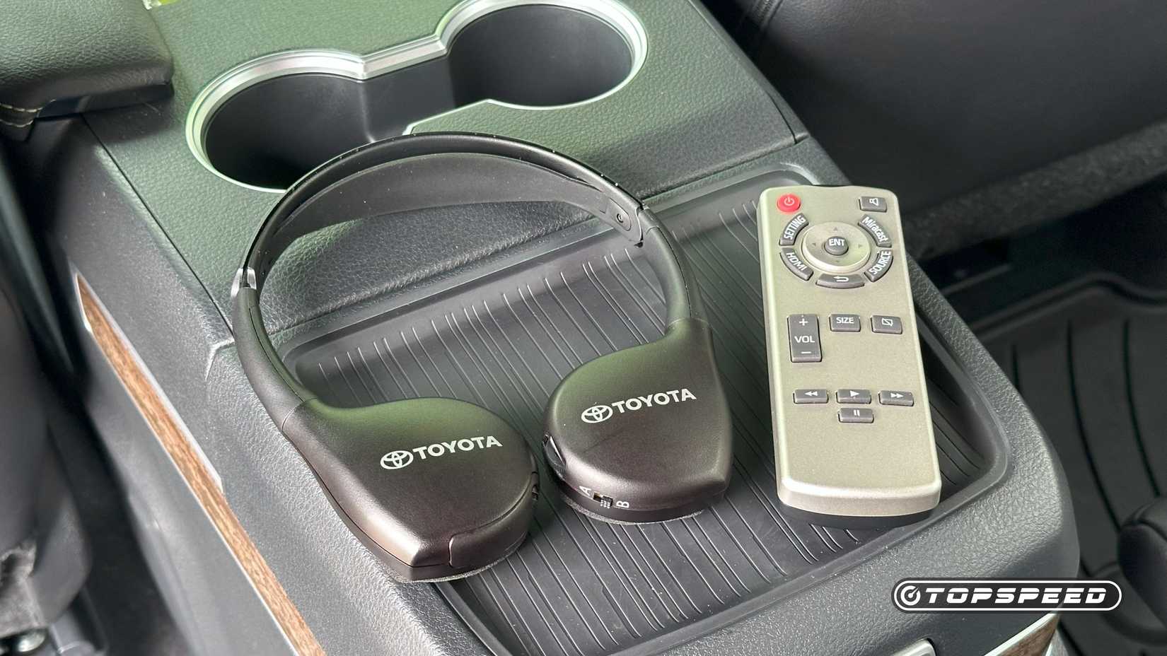 2025 Toyota Sienna Platinum fone de ouvido com tração nas quatro rodas no banco traseiro