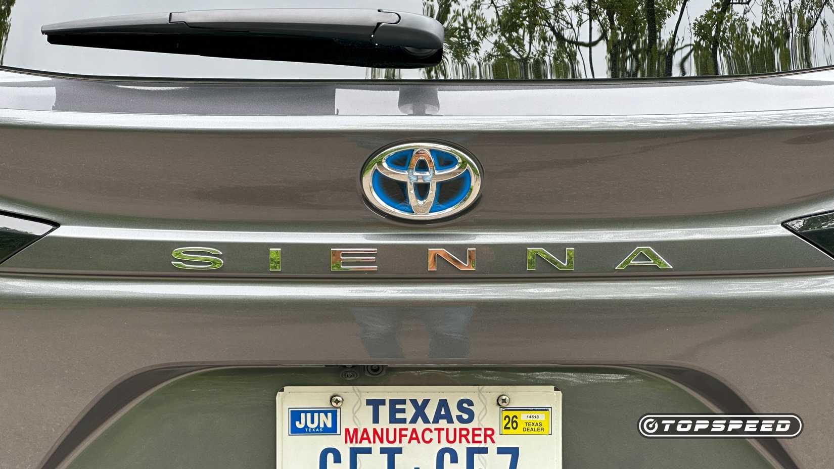 Emblema traseiro com tração nas quatro rodas Toyota Sienna Platinum 2025