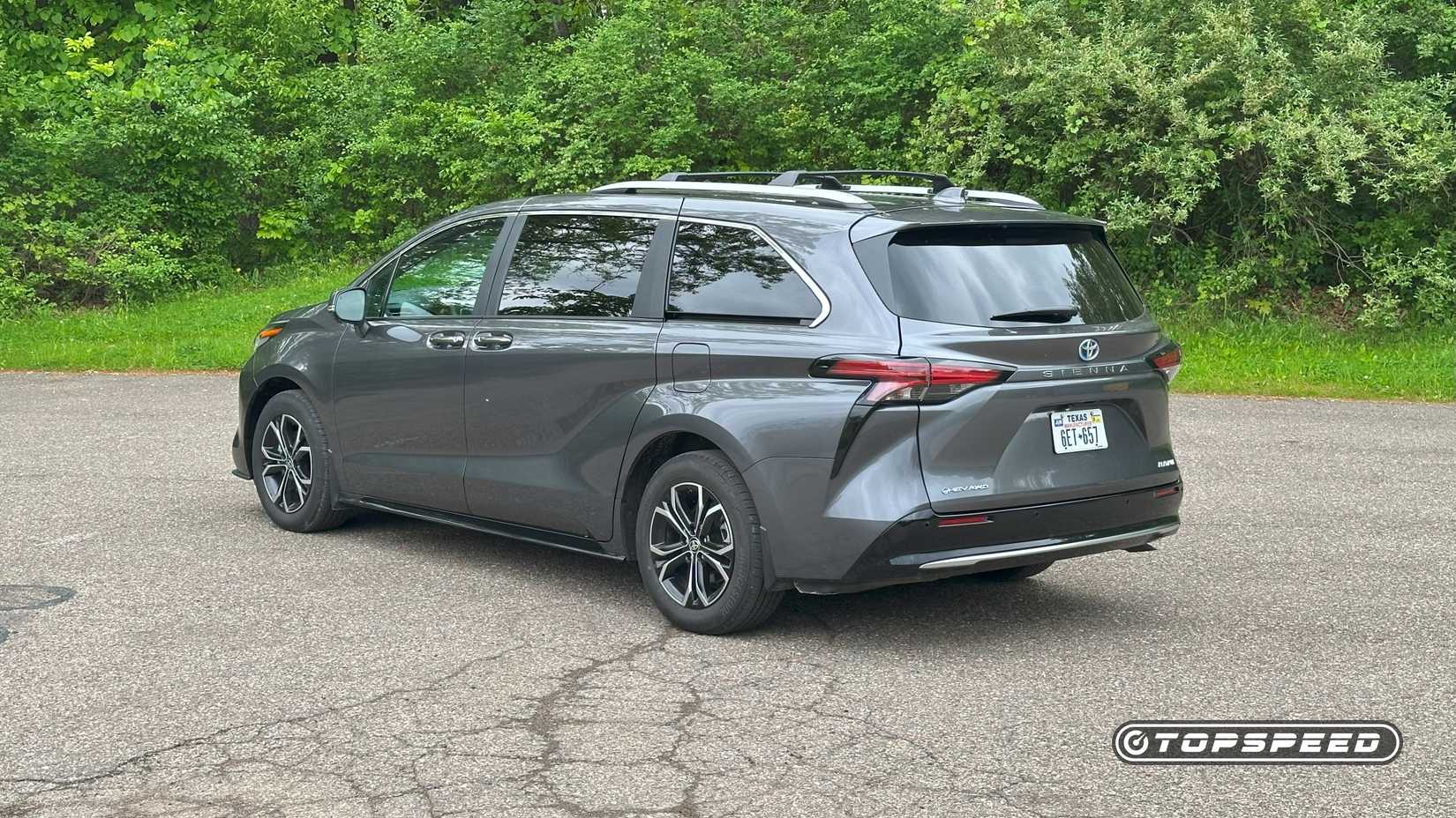 2025 Toyota Sienna Platinum com tração nas quatro rodas traseira três quartos 03