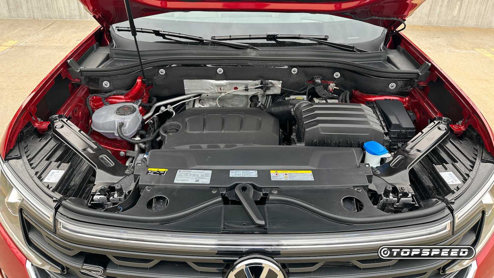 Uma imagem detalhada do compartimento do motor do Volkswagen Atlas 2025