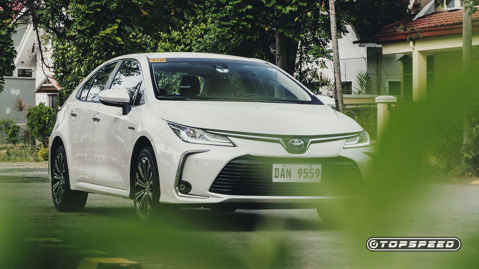 Front 3/4 view of a 2021 Toyota Corolla Altis Hybrid