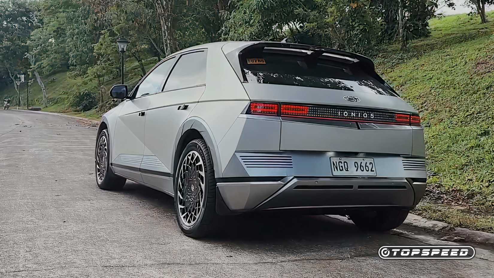 Vista traseira 3/4 de um Hyundai Ioniq 5 2023