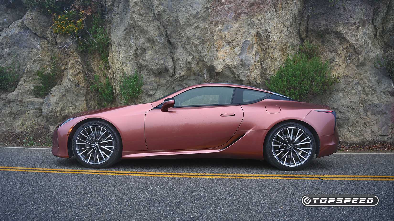 Vista lateral do Lexus LC500 2025