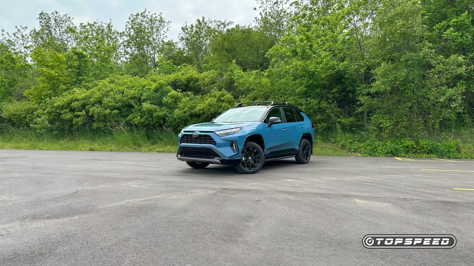 2025 Toyota RAV4 XSE All-Wheel Drive Front Three-Quarter 01