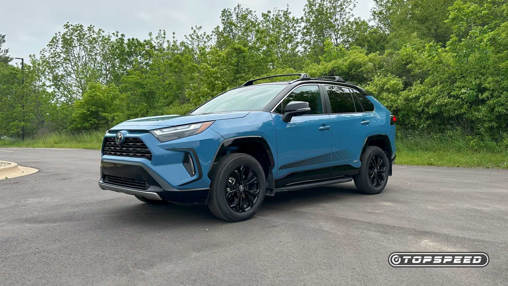 2025 Toyota RAV4 XSE All-Wheel Drive Front Three-Quarter 04
