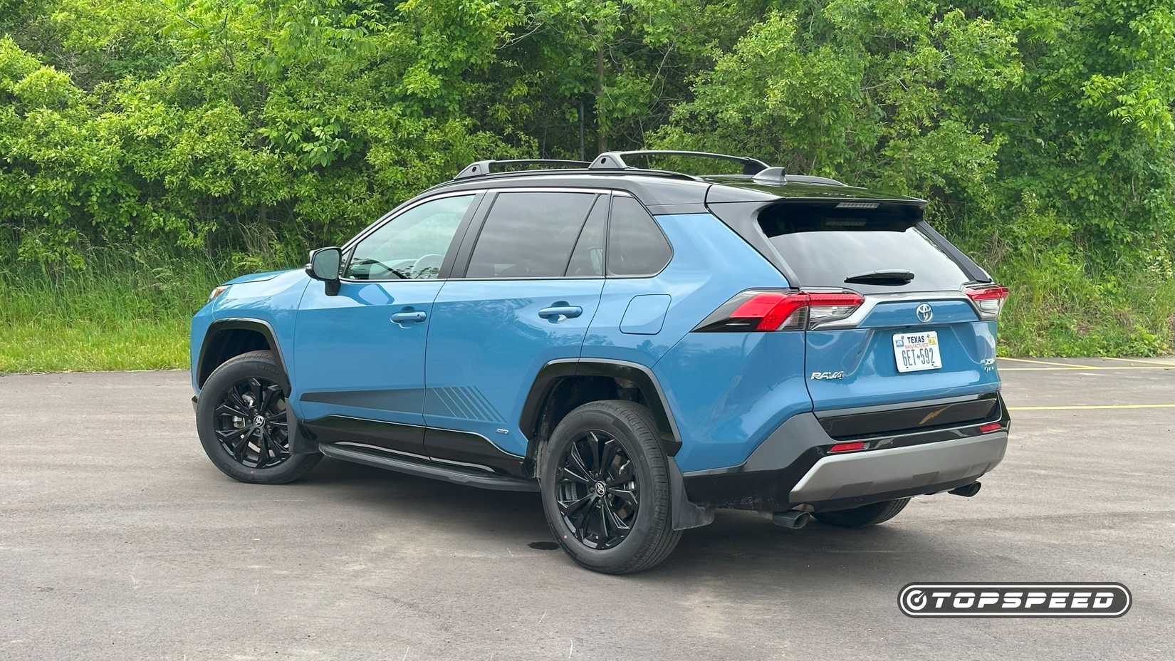 2025 Toyota RAV4 XSE com tração nas quatro rodas traseira três quartos 04