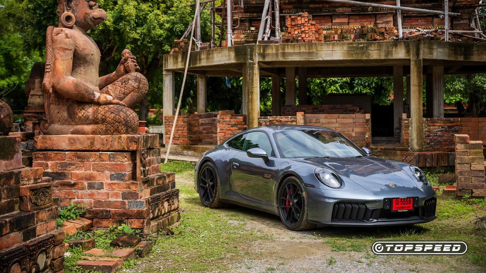 Vista frontal 3/4 do Porsche 911 Carrera GTS 2025