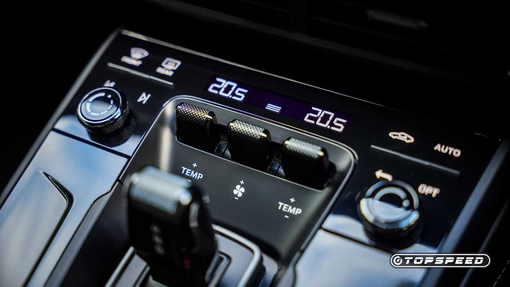 Os controles físicos do Porsche 911 Carrera GTS 2025