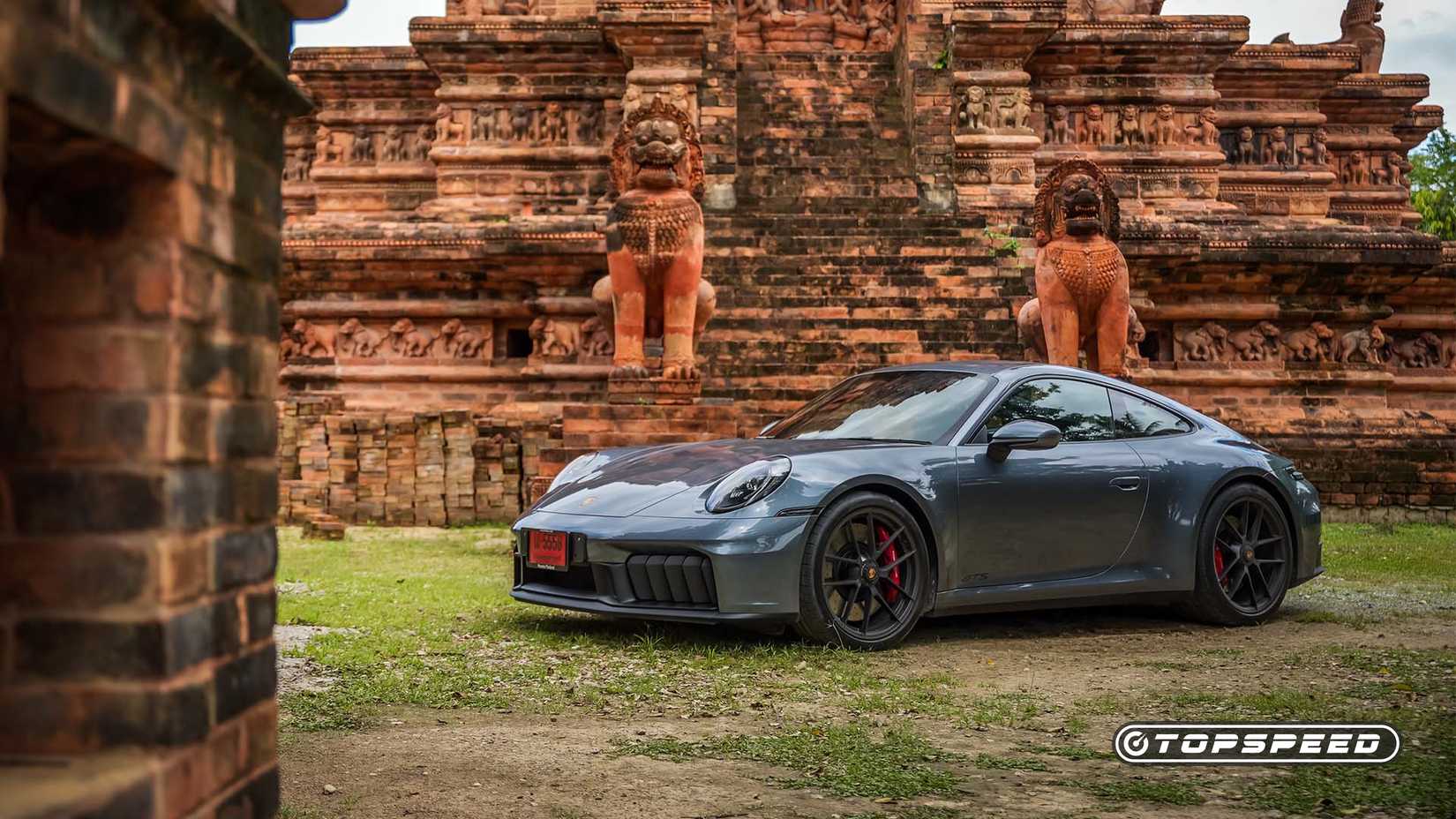 Front 3/4 view of the 2025 Porsche 911 Carrera GTS