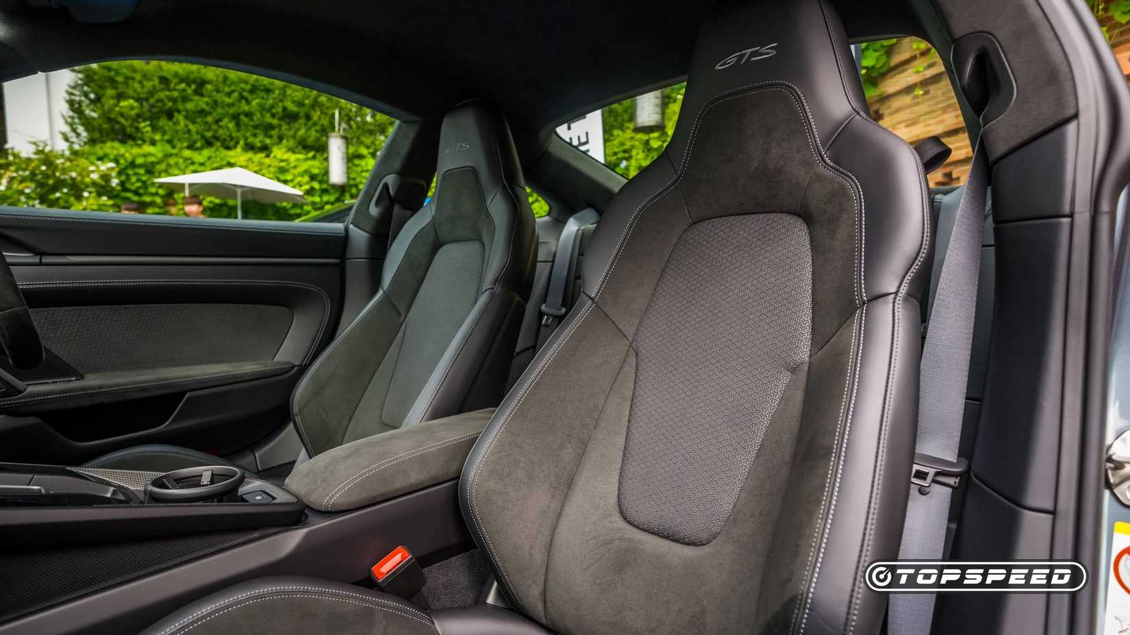 O interior do Porsche 911 Carrera GTS 2025