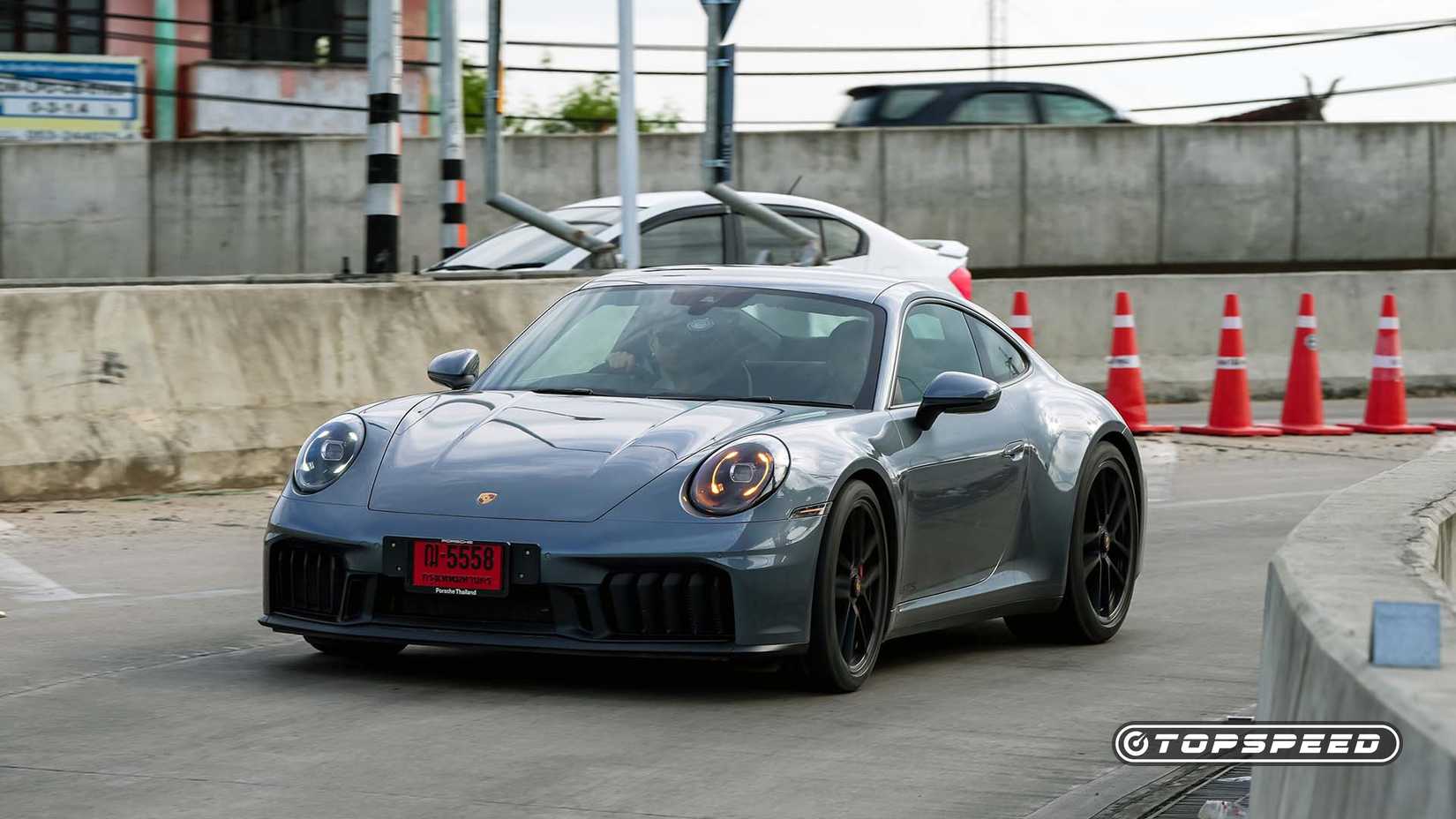 Foto dinâmica do Porsche 911 Carrera GTS 2025