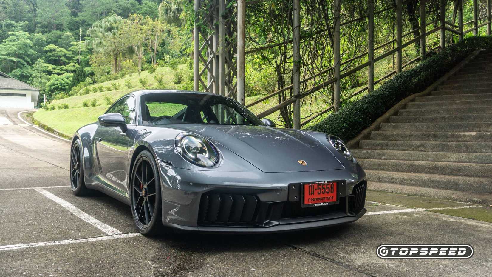 Vista frontal 3/4 do Porsche 911 Carrera GTS 2025