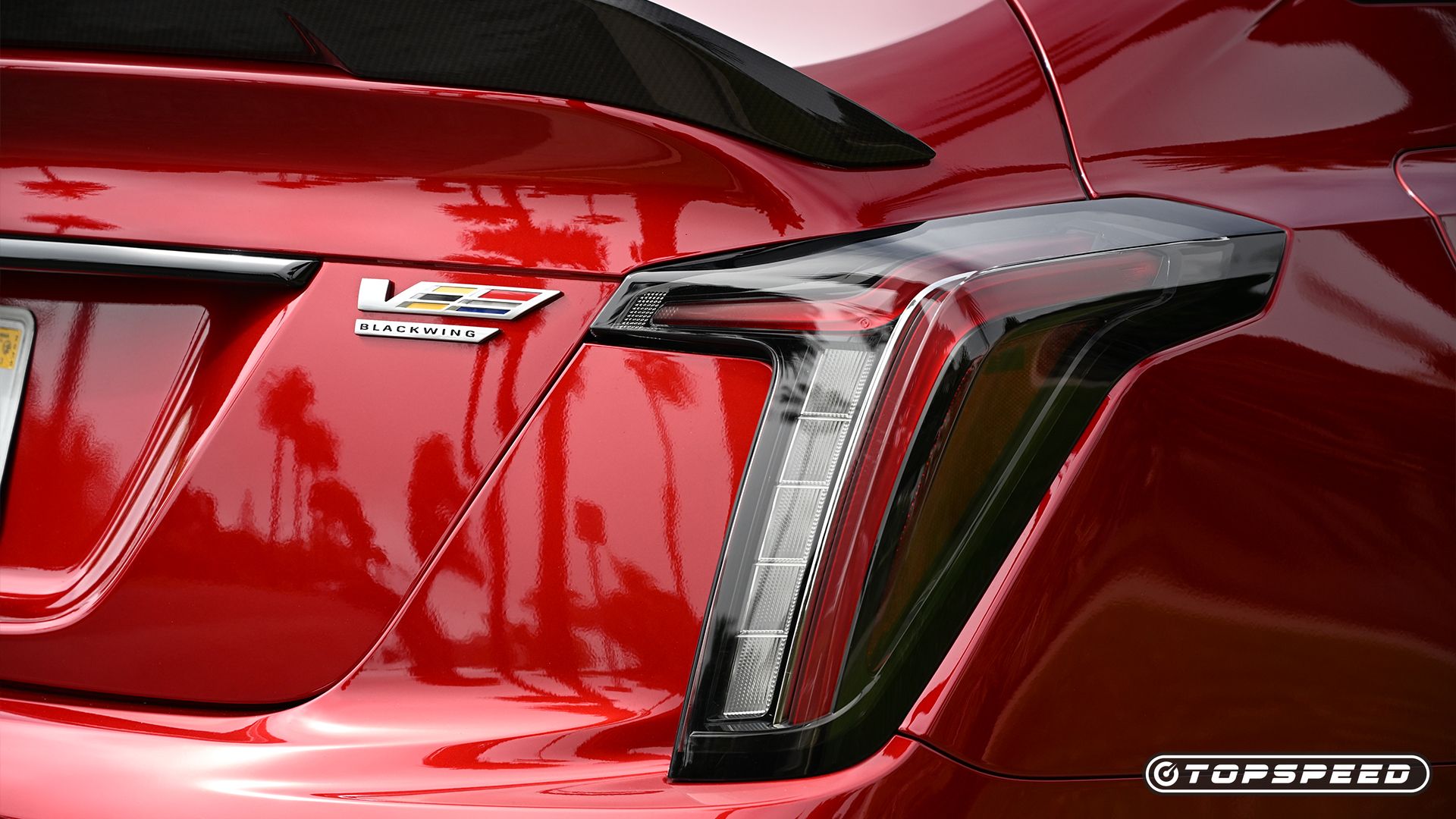 캐딜락 CT5-V 블랙윙: 슈퍼차저 V8 엔진을 탑재한 고성능 럭셔리 세단