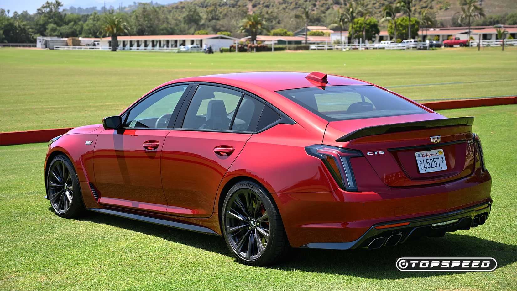 2025 Cadillac CT5 V vermelho Blackwing traseiro 3/4