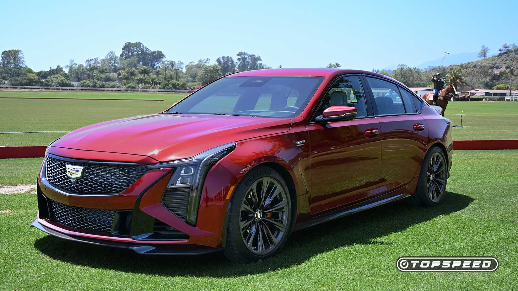 2025 Cadillac CT5 V vermelho Blackwing dianteiro 3/4 