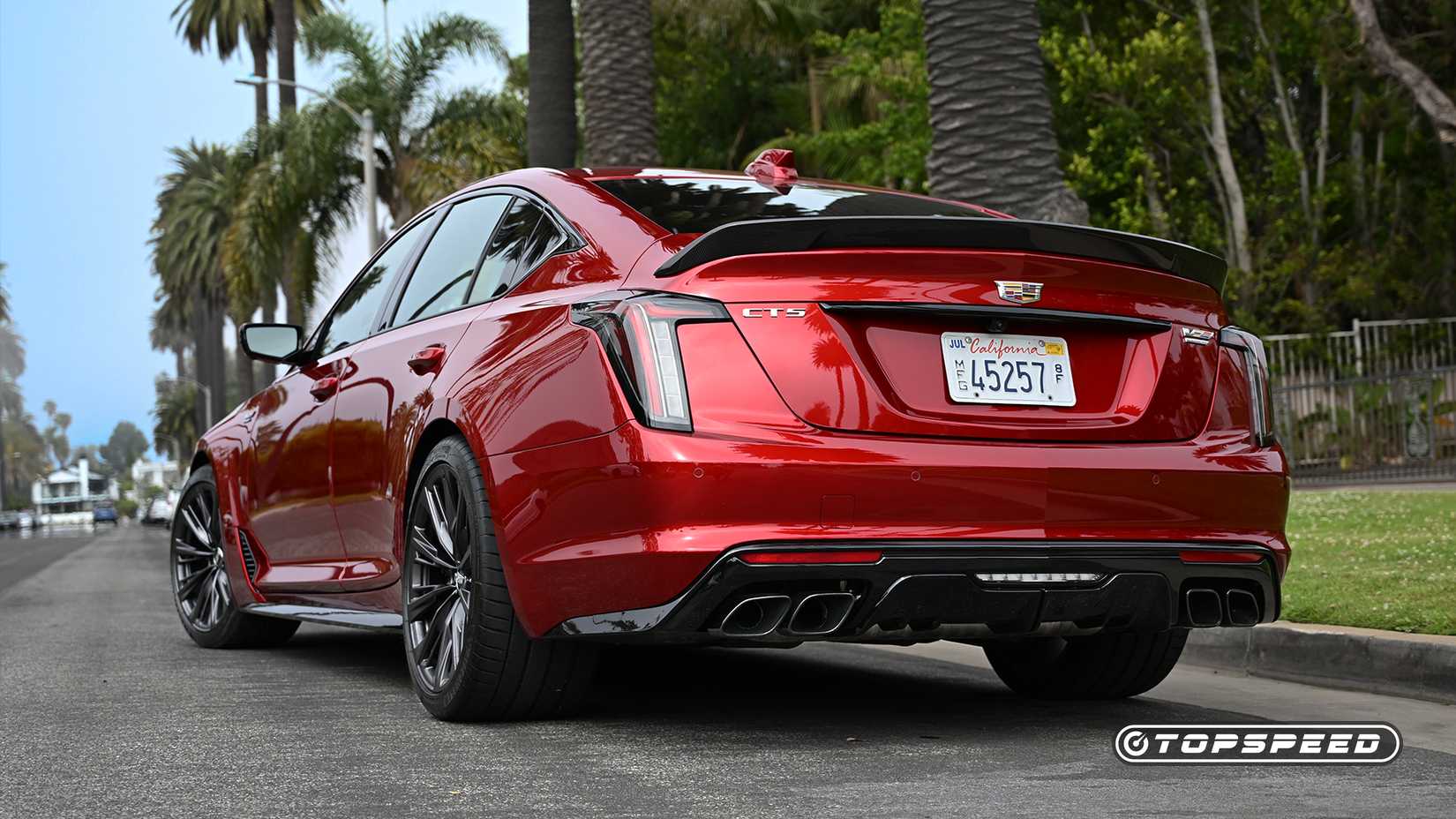 2025 vermelho Cadillac CT5 V Blackwing exterior traseiro 3/4