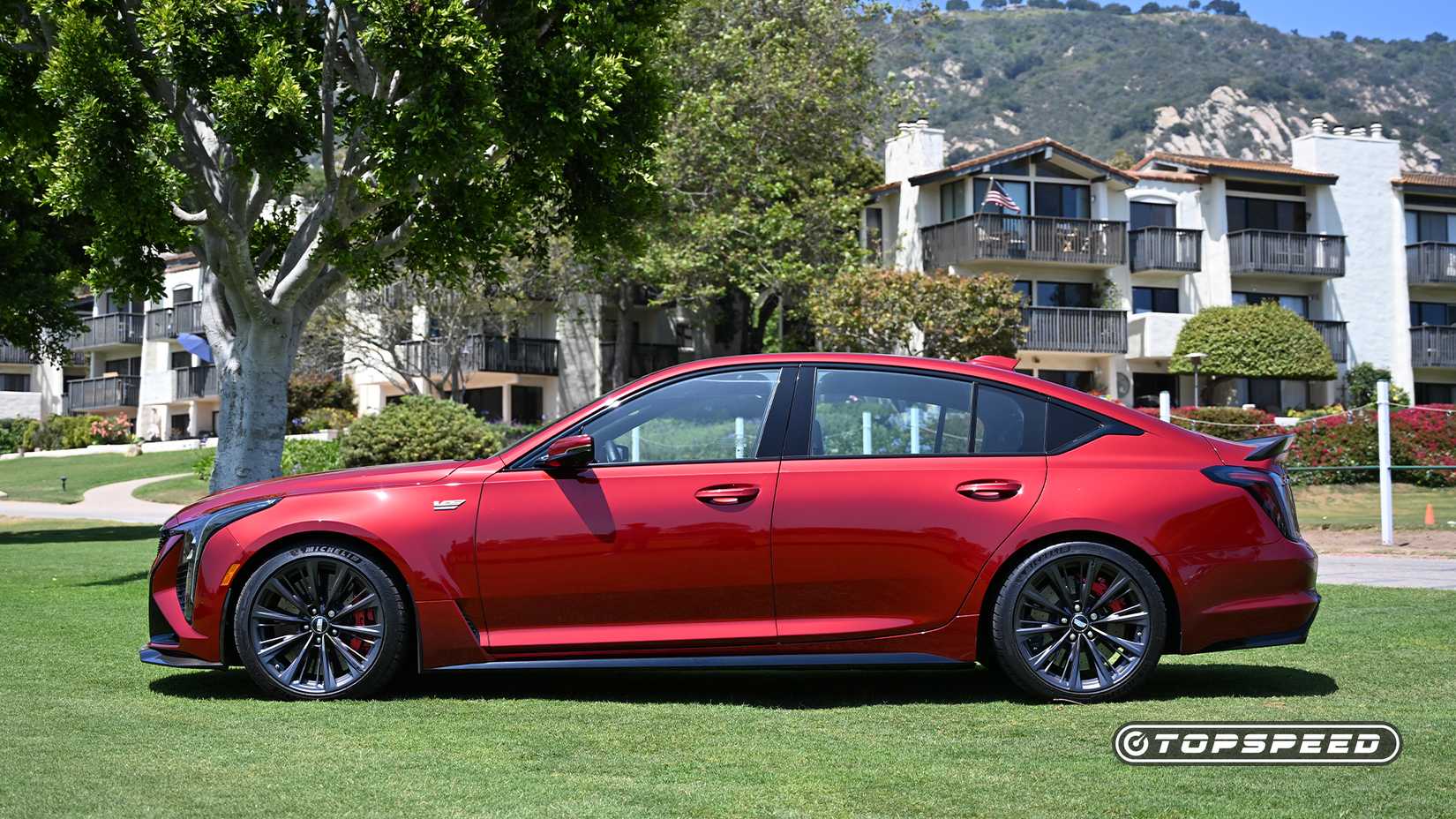 Lado exterior do Cadillac CT5 V Blackwing vermelho 2025