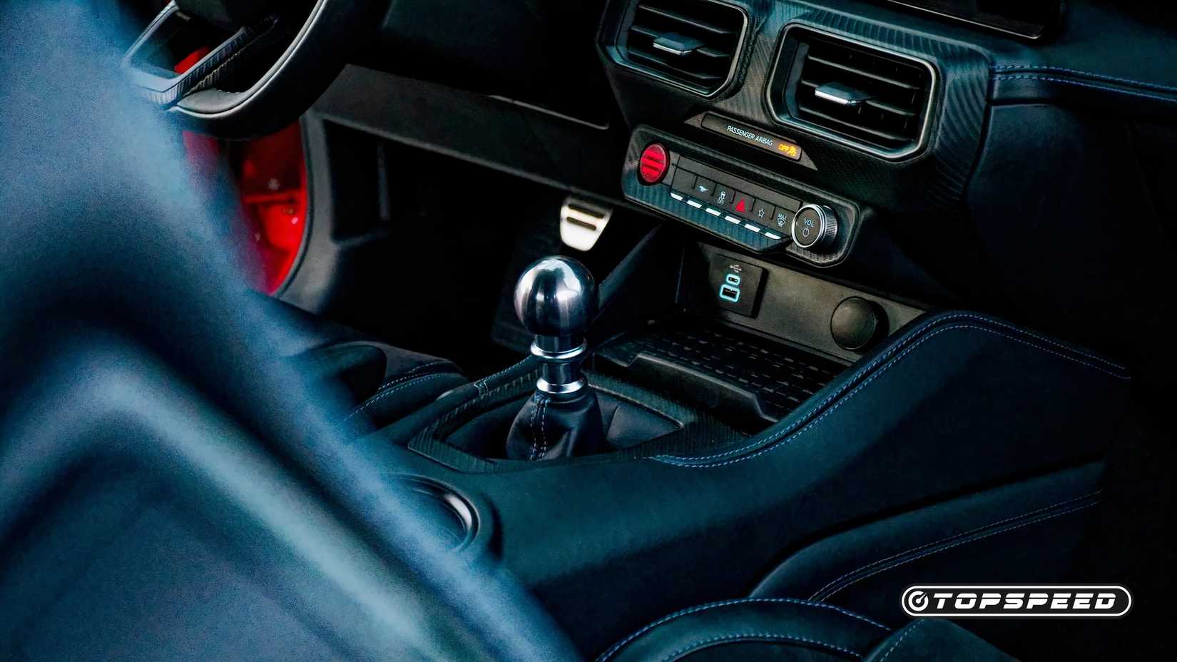 2025 Ford Mustang Dark Horse shifter